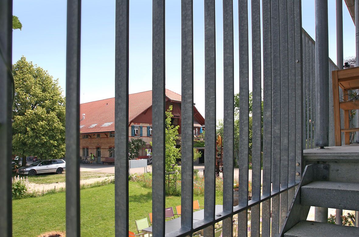 Stiftung Fintan - Sozialtherapie - Geländer mit Haus